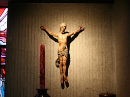 Corpus am Taufbecken